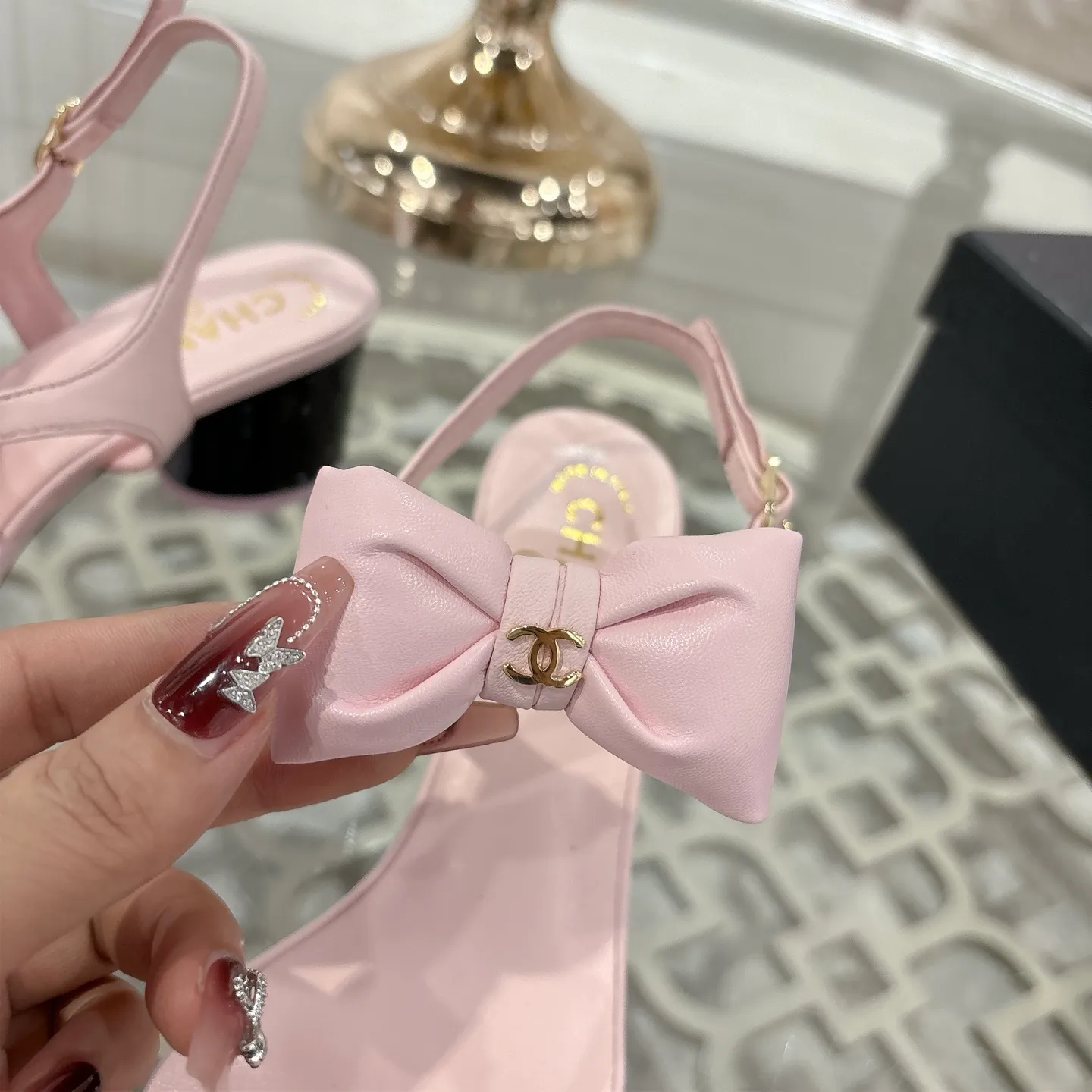 👟👟Ex-factory price 560👟👟 CHANEL 25ss spring and summer new counter top double C bow sandals. This classic design; bow with double C embellishment, playful and elegant, multiple color matching elements... Diversified mix and match is very beautiful and versatile, very light and comfortable on the feet, super delicate and elegant... ꫛꫀꪝ Go➫ Material: Upper: Original customized imported sheepskin Inner: Original custom-made sheepskin lining Outsole: Original custom-made Italian through-dyed genuine leather outsole Size: 35–40 (40 and 41 are custom-made and cannot be returned or exchanged)